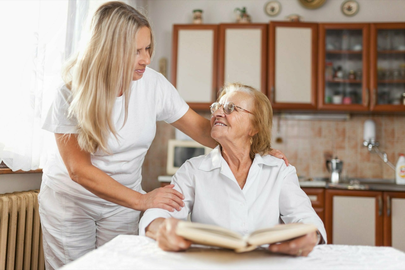 Give Your Elderly Loved One a Helping Hand With These Tips